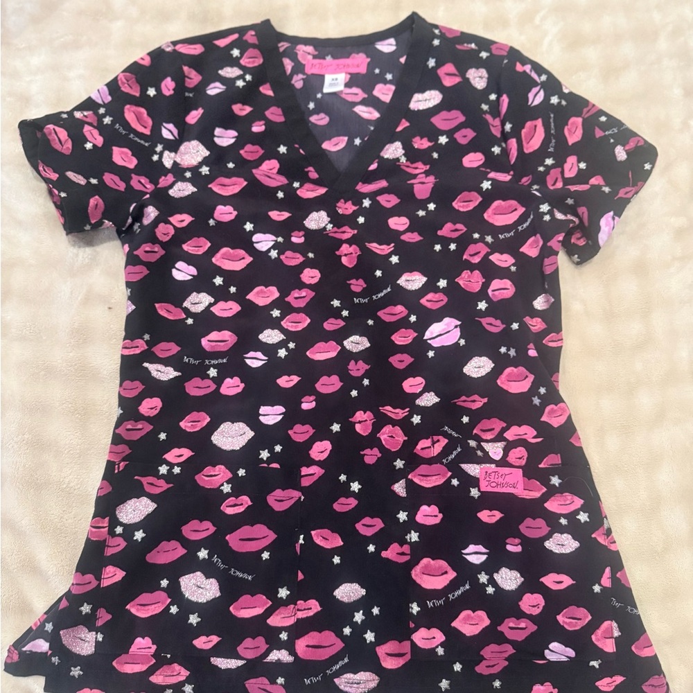 Betsey Johnson Scrub Top ft Pink Lip Print XS